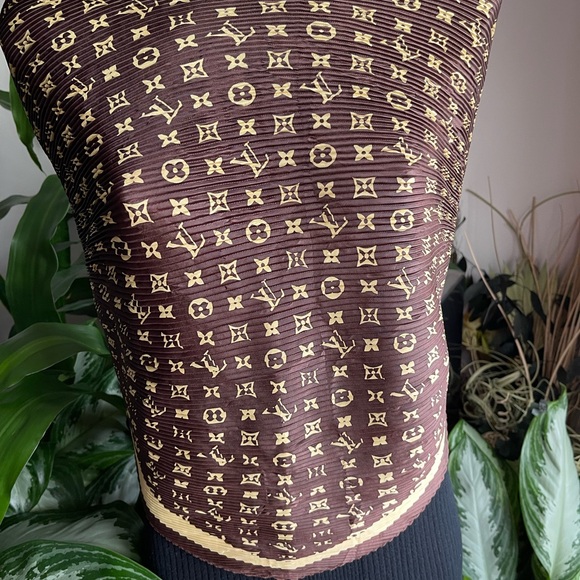 Louis Vuitton Silk Pleated Scarf. - Picture 7 of 10